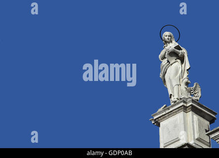 Statua di Giovanni Evangelista e apostolo dalla facciata barocca o Santa Maria Assunta la chiesa gesuita di Venezia (XVIII secolo), con Foto Stock