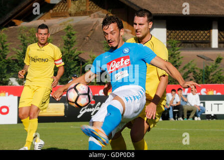 Dimaro Folgarida, Italia. 18 Luglio, 2016. Preseason friendly partita di calcio tra SSC Napoli e Ananue a Dimaro's Stadium vicino a Trento. © Ciro De Luca/Pacific Press/Alamy Live News Foto Stock