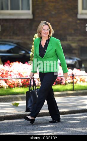 Home Secretary Ambra Rudd arriva a Downing Street, Londra, per la prima riunione del gabinetto del nuovo governo. Foto Stock