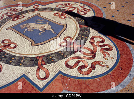 L'Italia, Lombardia, Milano, Bull pavimento piastrellato di Vittorio Emanuele II Galleria per lo shopping Foto Stock