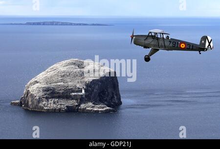 Gavin Hunter prende una pratica di volo in un Bucker Jungmann oltre il Bass Rock off la East Lothian coast in anticipo la sua apparizione in Nazionale Scozzese in Airshow East Fortune, East Lothian, sabato 23 luglio, dove egli si unirà una antenna line-up che include le frecce rosse, un RAF Typhoon e Swiss Air Force PC-7 team display, che sta facendo il suo debutto scozzese. Foto Stock