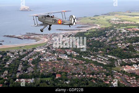 Gavin Hunter prende una pratica di volo in un Bucker Jungmann sopra la città di North Berwick, East Lothian, davanti al suo aspetto a Nazionale Scozzese in Airshow East Fortune, East Lothian, sabato 23 luglio, dove egli si unirà una antenna line-up che include le frecce rosse, un RAF Typhoon e Swiss Air Force PC-7 team display, che sta facendo il suo debutto scozzese. Foto Stock