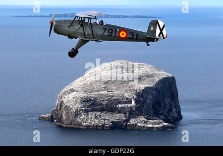 Gavin Hunter prende una pratica di volo in un Bucker Jungmann oltre il Bass Rock off la East Lothian coast in anticipo la sua apparizione in Nazionale Scozzese in Airshow East Fortune, East Lothian, sabato 23 luglio, dove egli si unirà una antenna line-up che include le frecce rosse, un RAF Typhoon e Swiss Air Force PC-7 team display, che sta facendo il suo debutto scozzese. Foto Stock