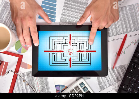 Mani tavoletta digitale con successo un labirinto sullo schermo Foto Stock