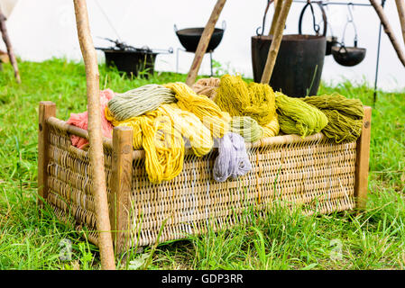 Cestello riempito con mano filati tinti in ambiente esterno. Foto Stock