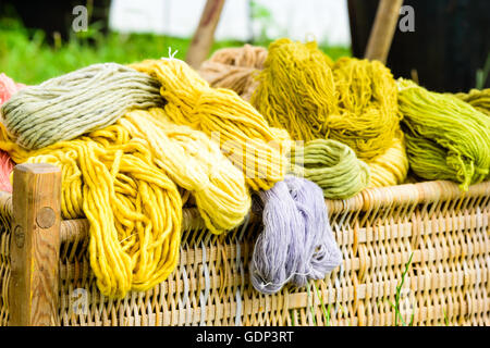 Cestello riempito con mano filati tinti in ambiente esterno. Foto Stock