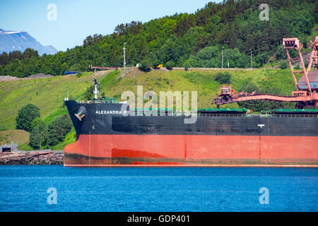Dettaglio di prua di Alexandra P bulk carrier di minerale, ormeggiata presso LKAB jetty, Narvik, Arctic Norvegia Foto Stock