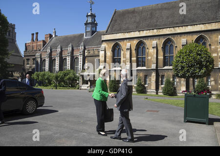 L Arcivescovo di Canterbury Justin Welby saluta Home Secretary Ambra Rudd come arriva a parlare con i membri della stampa a Lambeth Palace di Londra. Foto Stock