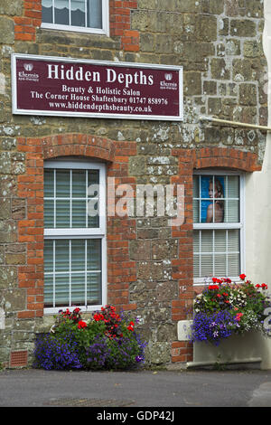 Profondità nascoste Beauty & Holistic Salon a Shaftesbury, Dorset in luglio Foto Stock