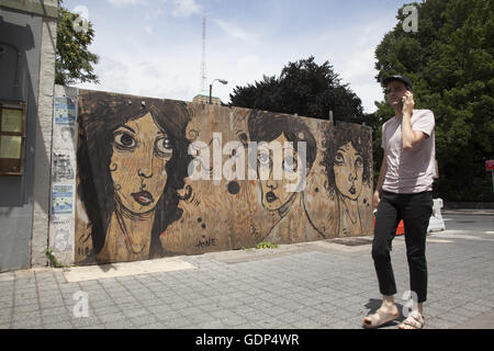 Arte su strada in Fort Greene, BAM quartiere di Brooklyn, New York. Foto Stock