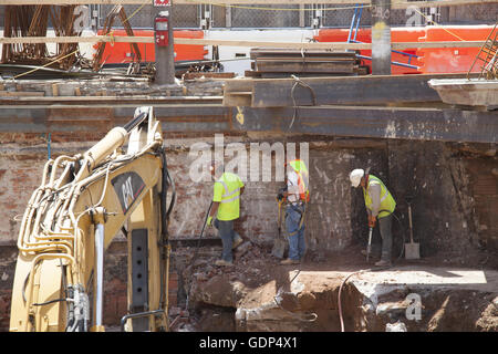 Costruzione i lavoratori lavorano sulla fondazione per un altro alto edificio e pronto ad andare fino vicino a Downtown Brooklyn, New York. Foto Stock