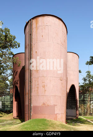 Convertito silo di storage. Immaginate di Studio presso gli alberi, Mumbai, India. Architetto: Studio Lotus, 2016. Foto Stock