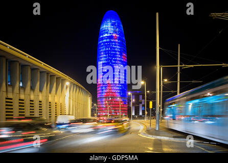 Glòries tower, ex Torre Agbar (142 m. ) Da Jean Nouvel, come visto da de les Glòries square, Barcellona, Spagna Foto Stock