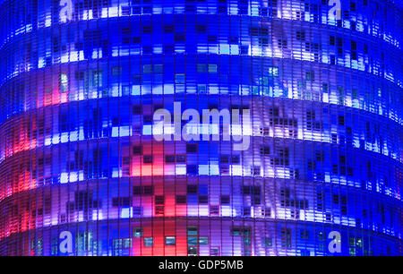 Barcellona: Dettaglio di Glòries tower, ex Torre Agbar (142 m. ) Da Jean Nouvel, come visto da de les Glòries square Foto Stock