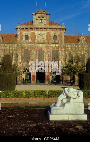Il Parlamento catalano, nel Parco della Ciutadella. e ''El Desconsol'' scultura, da Josep Llimona, Barcellona, Spagna Foto Stock