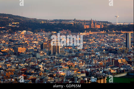 Skyline.a destra MNAC (Museo Nazionale d'Arte della Catalogna) e Montjuic Communications Tower (Torre Telefónica),Barcellona,Spagna Foto Stock