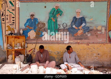 Lavoratori egiziani in una fabbrica di alabastro sulla sponda ovest del Nilo, Luxor, Egitto Foto Stock
