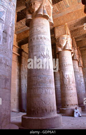 Le enormi pilastri e bellissimo soffitto all'interno di Dendera tempio dedicato alla dea Hathor, Egitto Foto Stock