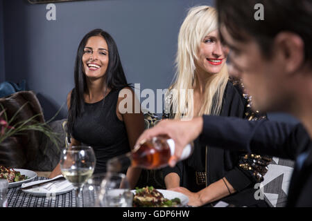 Gli amici a pranzo nel ristorante Foto Stock