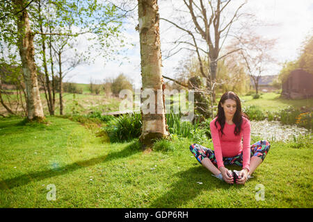 Donna incinta esercizio all'aperto, stretching Foto Stock