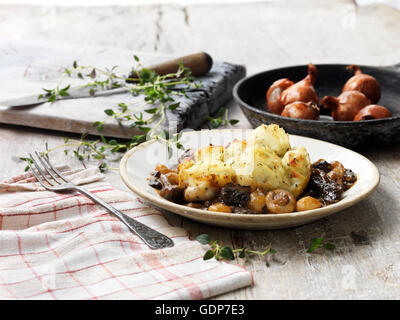 Cibo, pasti vegetariani, arrosto di funghi e cipolla caramellata torta di purè di patate, timo, tavola in legno rustico Foto Stock