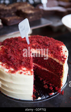 Close up di torta rossa del velluto sul contatore cafe Foto Stock