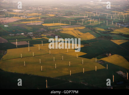 Le turbine eoliche sul campo lungo il tragitto Helsinki-Berlin, Germania Foto Stock