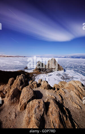 Vista in lontananza Shamanka roccia su Burkhan Cape, Lago Baikal, isola di Olkhon, Siberia, Russia Foto Stock