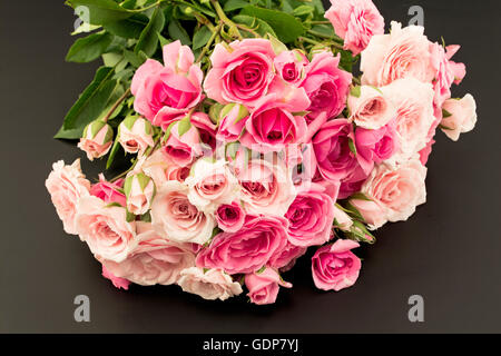 Bouquet di rose rosa isolati su nero. Foto Stock