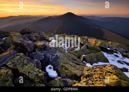 Gorgany montagna cresta, viste dalla montagna Khomyak, Carpazi, regione di Ivano-Frankovsk, Ucraina Foto Stock