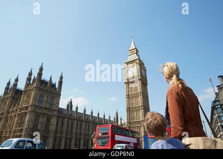 Vista posteriore di madre e figlio guardando il big ben Foto Stock