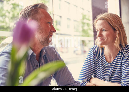 Coppia matura in coffee shop in chat Foto Stock