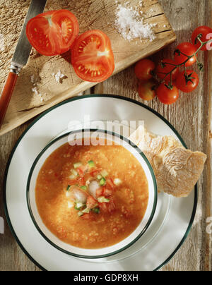 Zuppa Gazpacho ciabatta in crosta di pane fresco tagliate i pomodori vine sale marino rustico tagliere di legno vista aerea Foto Stock