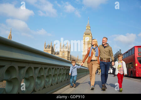 Famiglia camminare sul Westminster Bridge Foto Stock