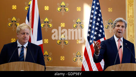 Segretario di Stato per gli affari esteri Boris Johnson, a sinistra, e il segretario di stato americano John Kerry tenere una conferenza stampa presso il Foreign Office di Londra. Foto Stock