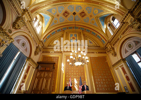 Segretario di Stato per gli affari esteri Boris Johnson, a sinistra, e il segretario di stato americano John Kerry tenere una conferenza stampa presso il Foreign Office di Londra. Foto Stock