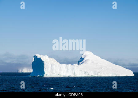 Grandi Iceberg galleggiante nel freddo mare oceano da Ilulissat icebergs al di sopra del Circolo Polare Artico. Baia di Disko. Ilulissat Tourist Nature Groenlandia Foto Stock