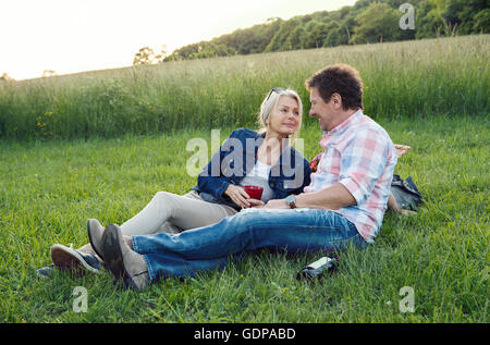 Coppia matura di erba con picnic Foto Stock