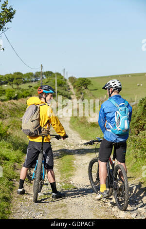 I ciclisti in bicicletta su pista sterrata in chat Foto Stock