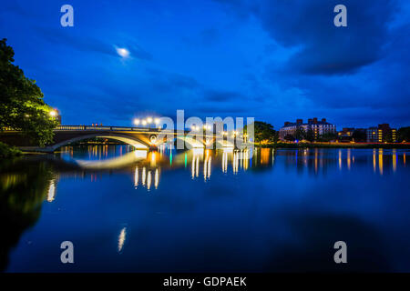 La luna su John W Settimane Bridge e Charles River di notte, a Cambridge, Massachusetts. Foto Stock