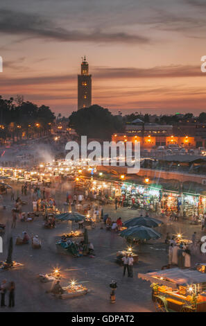 La Jemaa El Fnaa accesa al crepuscolo, Marrakech, Marocco Foto Stock