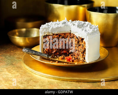 Iced frutto tradizionale torta di Natale Foto Stock