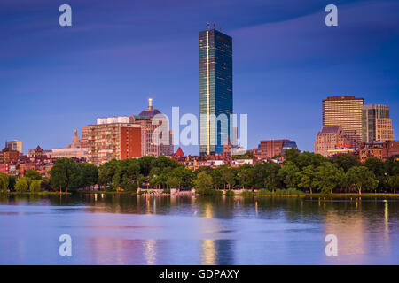 Vista del Charles River e gli edifici di Back Bay al crepuscolo da Cambridge, Massachusetts. Foto Stock