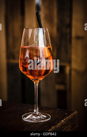 Bicchiere di Aperol spritz drink Foto Stock