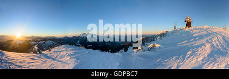 Mitterbach am Erlaufsee: vista dal monte Gemeindealpe alle Alpi Eisenerz ( con regolazione del sole ) , i vertici Kleiner Ötscher un Foto Stock