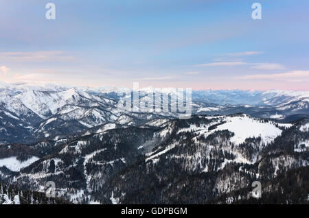 Mitterbach am Erlaufsee: vista dal monte Gemeindealpe sulla catena montuosa Hochschwab e le Alpi Eisenerz a sunrise, Austria Foto Stock