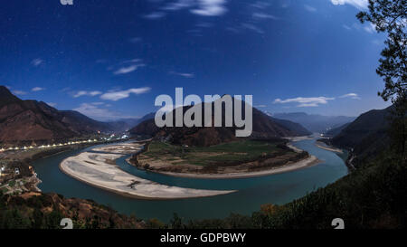 Chiaro di Luna sul Fiume Yangtze in Cina. Fiume Yangtze, il terzo fiume più lungo del mondo corre dal Qinghai-Tibet Platea Foto Stock