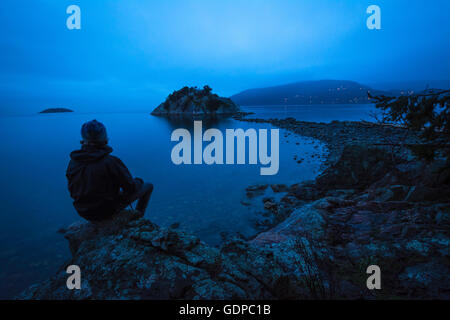 Silhouette dell uomo da parte dell Oceano Pacifico, Whytecliff Park, West Vancouver, British Columbia, Canada Foto Stock