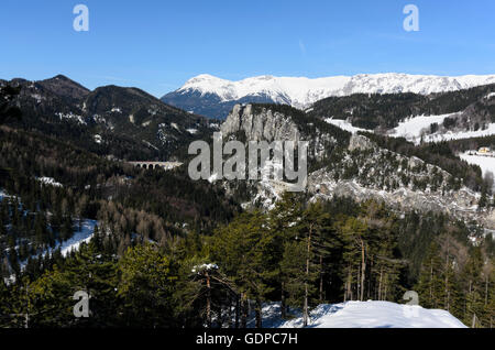 Semmering: vista dal 20 shilling viste per la Ferrovia di Semmering con il Kalte Rinne viadotto (sinistra) e l'Polleroswand (centro Foto Stock