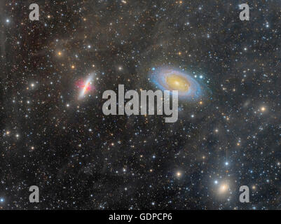 Messier 82, il Cigar Galaxy (sinistra), e Messier 81, Bode Galaxy (a destra). Foto Stock